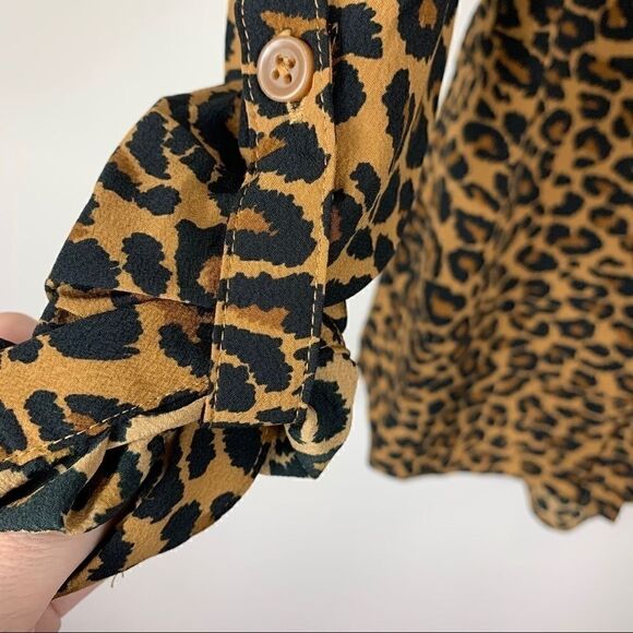🐆Time and Tru cheetah button up size small CUTE (J1) - Picture 5 of 10